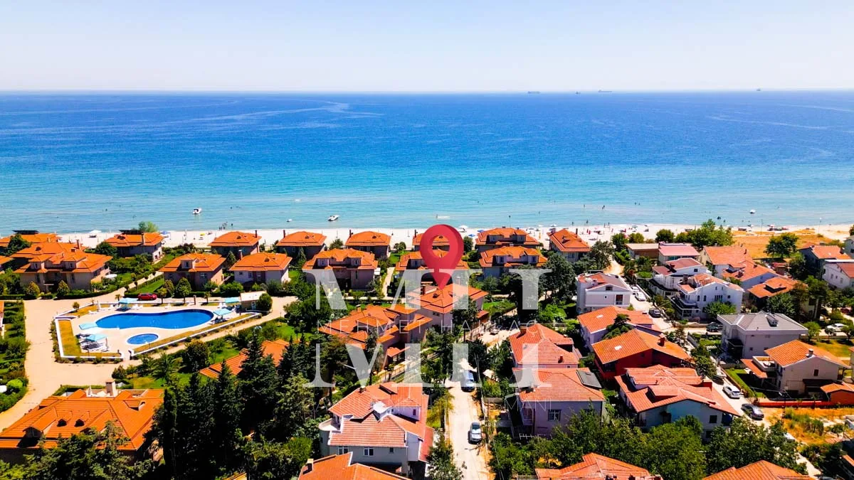 Silivri Gümüşyaka’da Denize Sıfır, Özel Kumsallı Sitede Satılık Villa