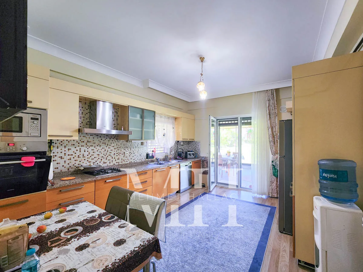 Silivri Gümüşyaka’da Denize Sıfır, Özel Kumsallı Sitede Satılık Villa