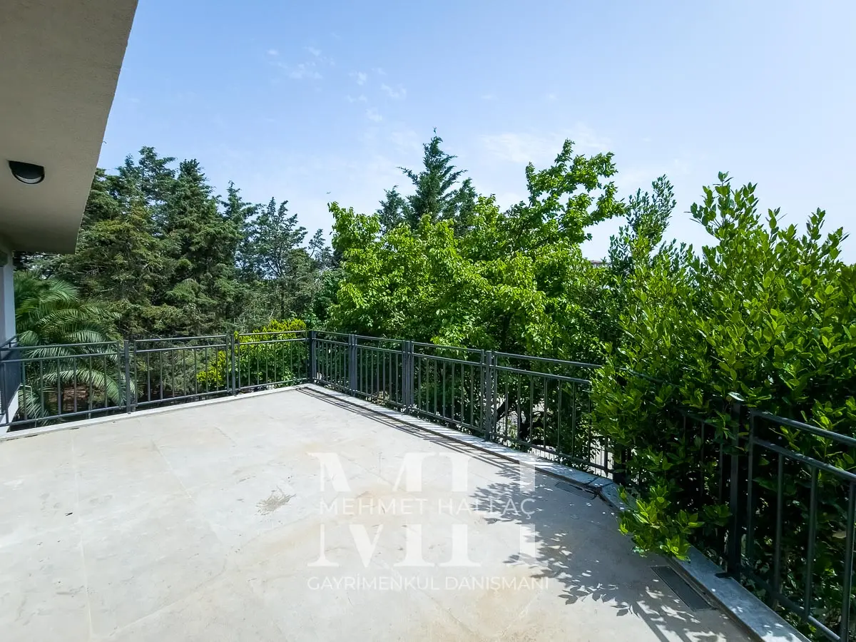 Büyükçekmece Sinanobada Müstakil 420 m2 Bahçeli Villa