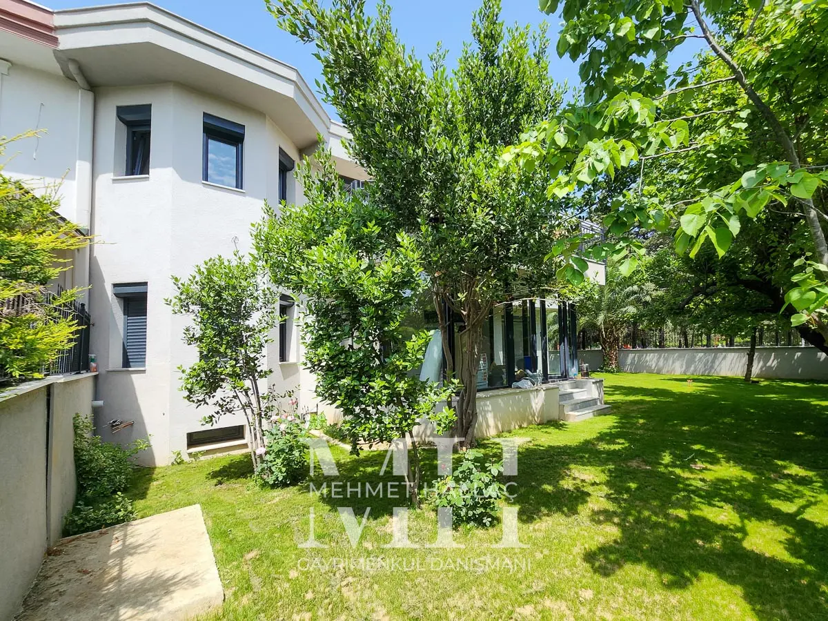 Büyükçekmece Sinanobada Müstakil 420 m2 Bahçeli Villa