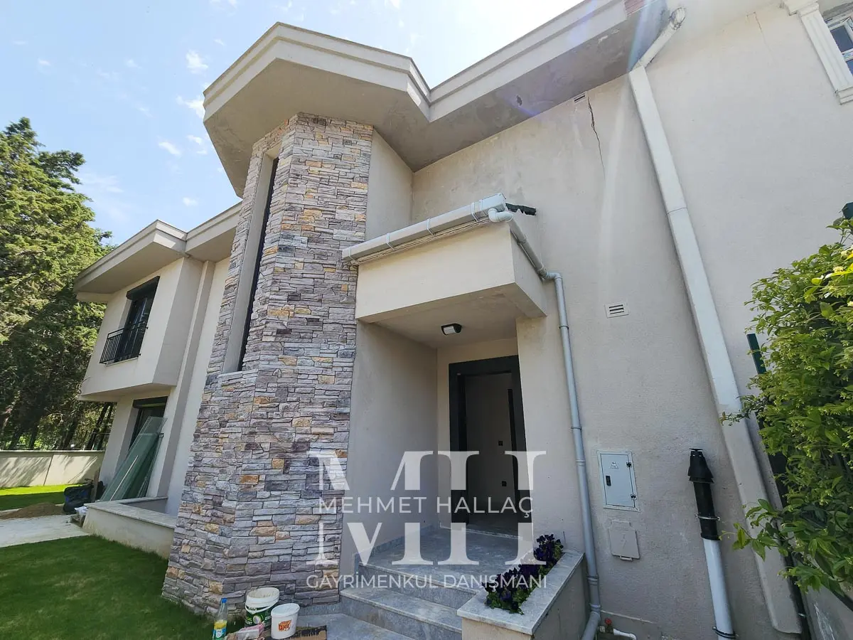 Büyükçekmece Sinanobada Müstakil 420 m2 Bahçeli Villa