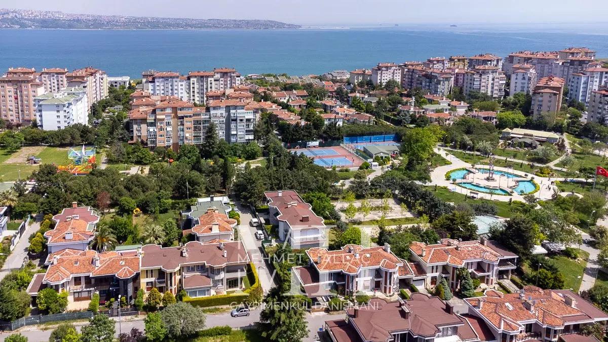 Büyükçekmece Sinanobada Müstakil 420 m2 Bahçeli Villa