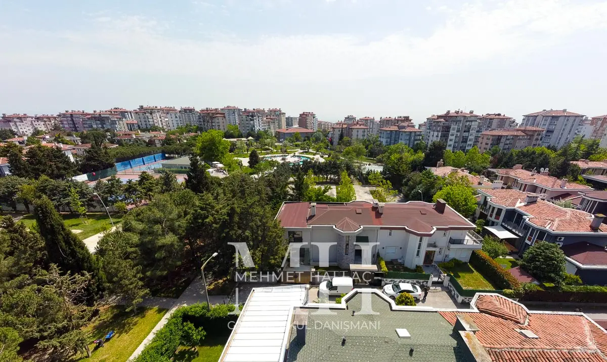 Büyükçekmece Sinanobada Müstakil 420 m2 Bahçeli Villa